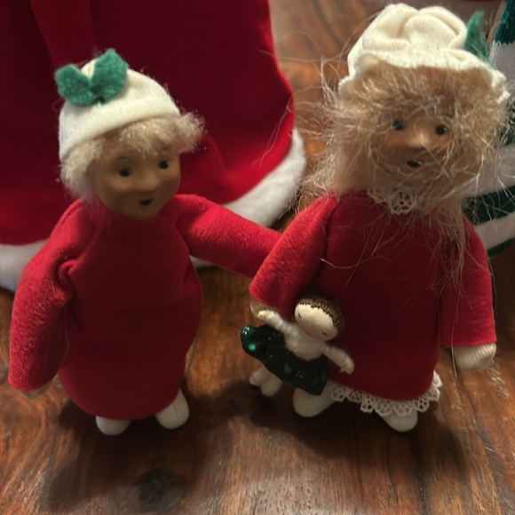 Buyers’ Choice. Mr. and Mrs. Claus with children. - Picture 4 of 7